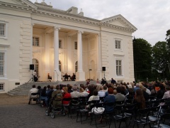 Erikos Straigytės nuotraukoje: kasmet į "Užutrakio vakarus" susirenkantys muzikos mylėtojai gali mėgautis ir Užutrakio dvaro pastatą juosiančiu, žymiojo prancūzo Andre projektuotu parku Erikos Straigytės nuotraukoje: kasmet į "Užutrakio vakarus" susirenkantys muzikos mylėtojai gali mėgautis ir Užutrakio dvaro pastatą juosiančiu, žymiojo prancūzo Andre projektuotu parku